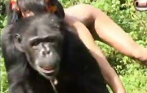 Bucetona greluda e peludinha sendo fodida - Mulheres transando com macaco